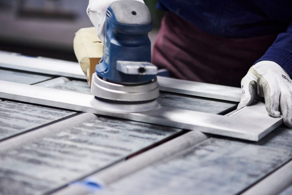 Präzises Schleifen und Polieren von Metallteilen für hochwertige Oberflächenoptik.