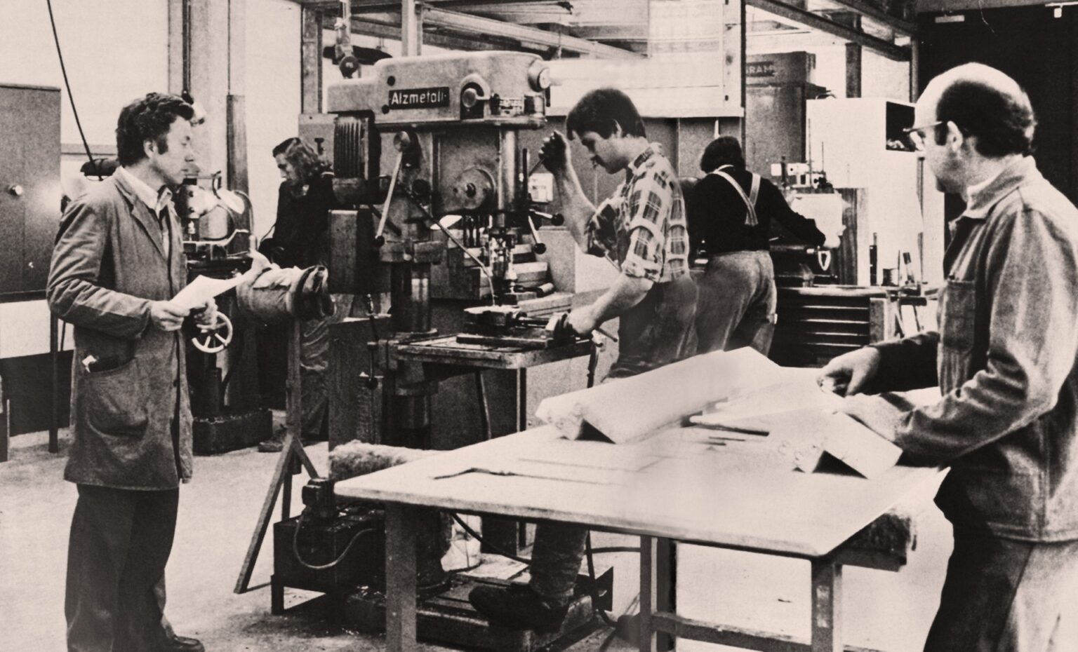 Alt: Historische Fabrikhalle mit Maschinen und Arbeitern, 1960er Jahre, Industrie, Produktion.