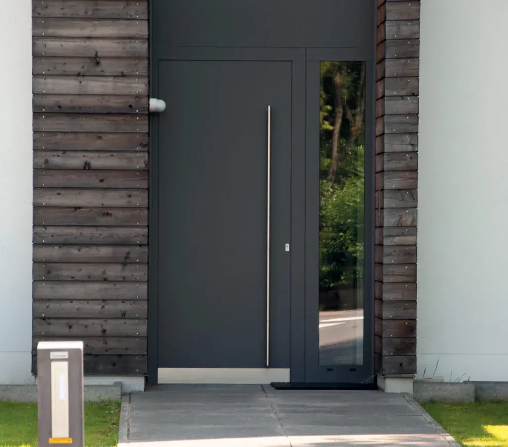 Graue Haustür mit Metallgriff